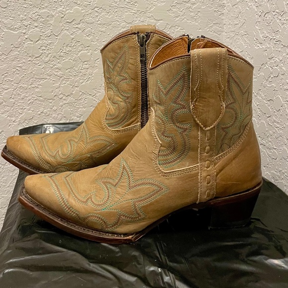 Circle G boots by Corral Shoes - Brand New Circle G by Corral Women's Orix Brown Snip Toe Cowboy Bootie